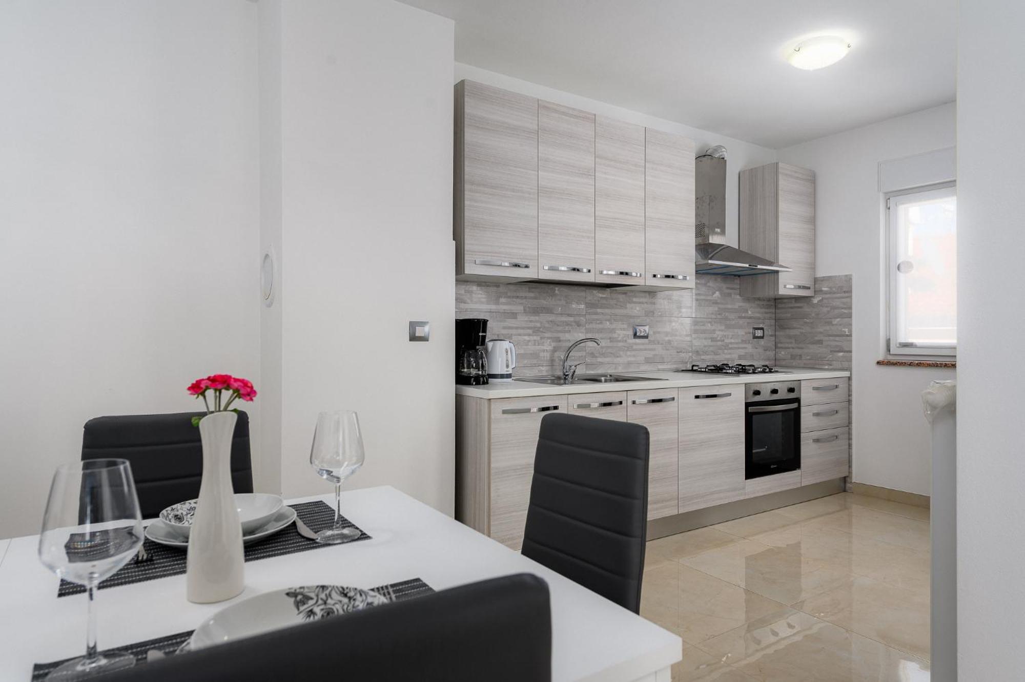 Stancija Amorozo 5 - Apartment N. 7 Porec Bagian luar foto