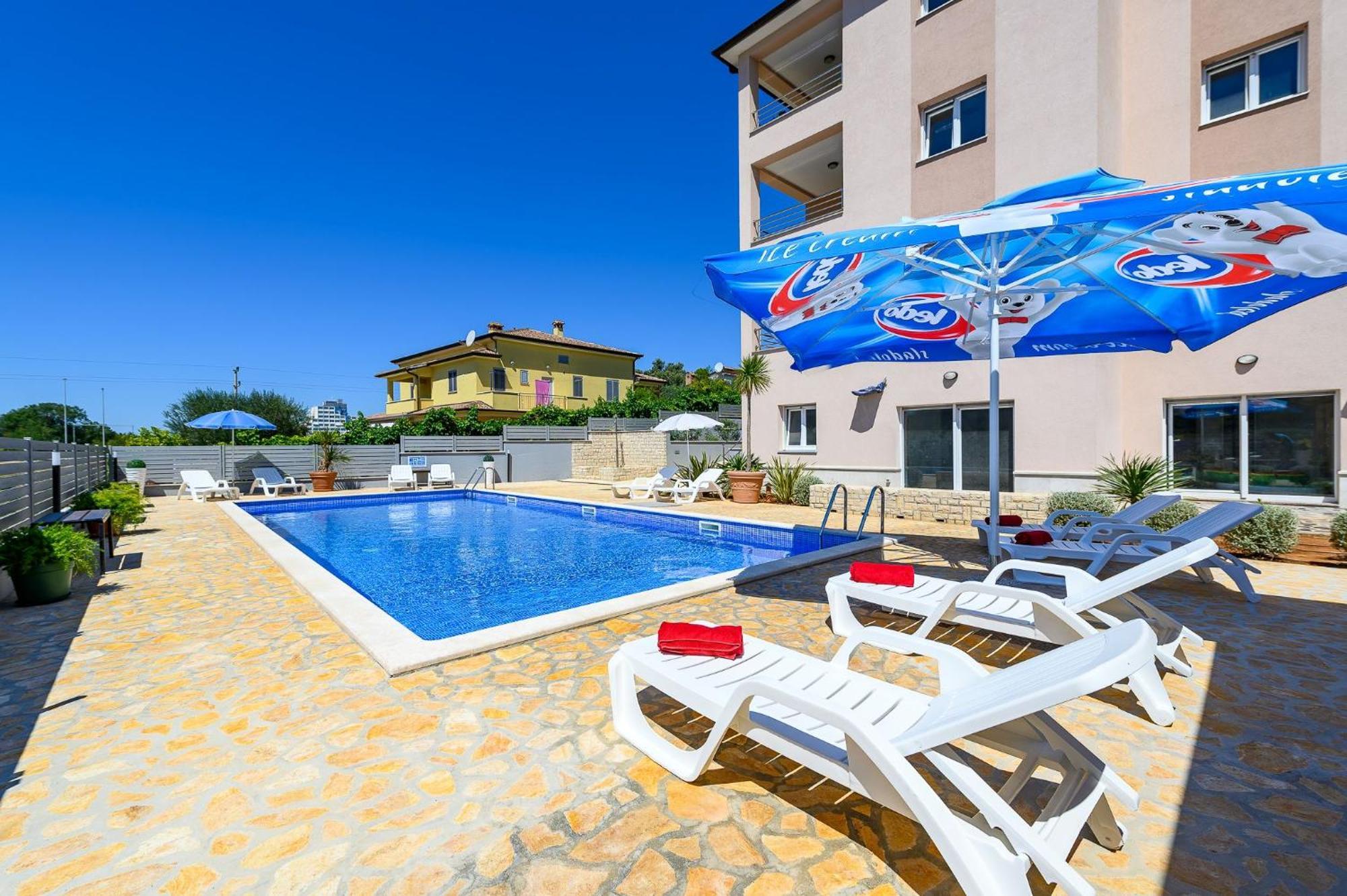 Stancija Amorozo 5 - Apartment N. 7 Porec Bagian luar foto